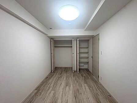 6.6帖の洋室。可動棚付き収納スペースを完備しており、お部屋がすっきりまとまります♪