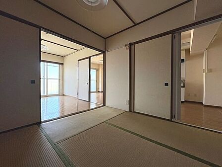 4.5帖の和室。横になってごろっとくつろげる落ち着いた空間です。