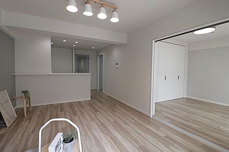 洋室約5.6帖の扉を開放し、さらに広々としたリビング空間として使用することもできます!