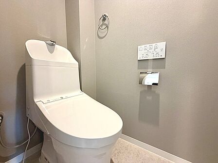 収納棚付きのトイレ