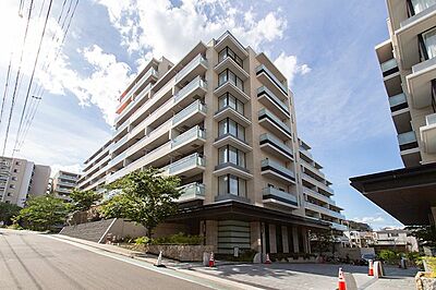 外観：千里山の閑静な街並みに調和する、落ち着きと気品を兼ね備えた大規模レジデンスです。手入れの行き届いた植栽が、住まう方を優雅に迎え入れます。