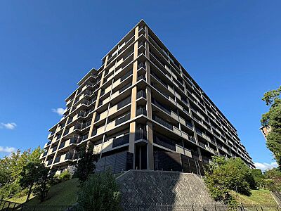 外観:大和ハウス工業等分譲、竹中工務店施工の高品質マンション。総戸数539戸のスケールメリットを活かした重厚な外観が魅力です。緑豊かな藤白台の街並みに美しく調和し、住まう人の誇りを満たす佇まいです。 外観:大和ハウス工業等分譲、竹中工務店施工の高品質マンション。総戸数539戸のスケールメリットを活かした重厚な外観が魅力です。緑豊かな藤白台の街並みに美しく調和し、住まう人の誇りを満たす佇まいです。