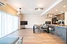 リビング/ダイニング：南向きバルコニーに面した約17.1帖のLDKは、明るい陽光が降り注ぐ開放的な空間。家族みんなが自然と集まり、笑顔と会話が弾む心地よいリビングです。