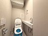 トイレ：【トイレ】温水洗浄機能付きトイレは、手洗いカウンターと上部収納を完備。常に清潔で快適な空間です。