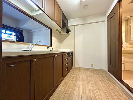 キッチンから直接洗面室に行くことができます。家事同線のいい間取りです。