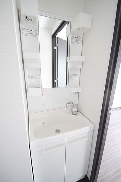 画像10:鏡付の洗面台