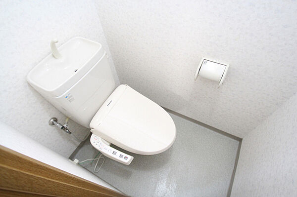 画像12:ウォシュレット機能付トイレ。