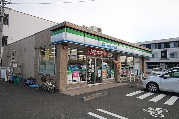 画像9:ファミリーマート　中川太平通二丁目店