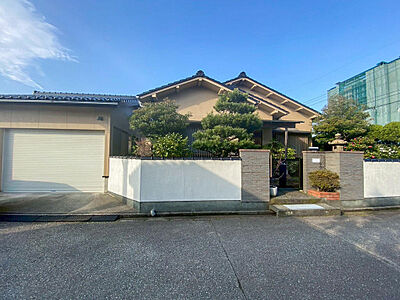 外観:心やすらぐ和風の4LDK平屋住宅。趣のある堂々とした素敵な邸宅です。ぜひ一度ご覧下さい! 外観:心やすらぐ和風の4LDK平屋住宅。趣のある堂々とした素敵な邸宅です。ぜひ一度ご覧下さい!