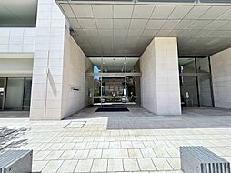 【メインエントランス】大きなガラス面から光が差し込む、明るく開放的なメインエントランスです。