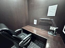 【ワークステーション】個室となっているので、集中して作業に取り組めます。
