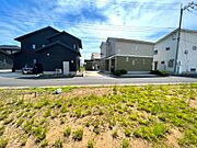 物件からの景観。前面にはすでに家が建っている為、景観が変わることがないのが特徴です