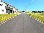 前面道路6.33ｍあります。平坦な道路が続いているため、ウォーキングやペットとのお散歩に歩きやすい道です