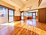 リビング/ダイニング：クロスや一部フローリング、建具はリフォームが必要です