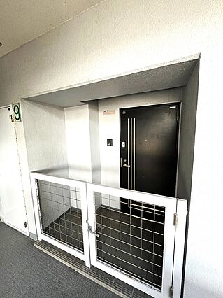 玄関前には柵が...