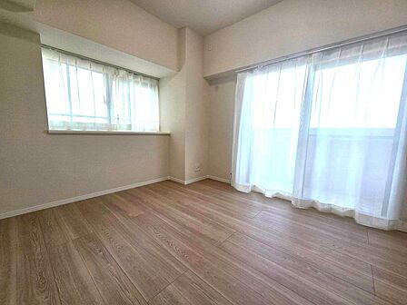 白を基調とした、明るくて清潔感のあるお部屋ですね♪