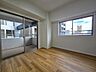洋室：落ち着いた色合いで、居心地が良さそうなお部屋です☆窓付きで換気ができ、匂いや湿気がこもりにくいので便利ですよ♪