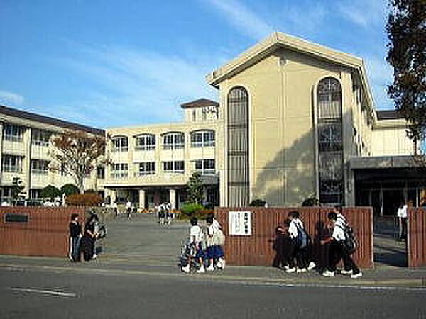 画像20:真城中学校（327m）