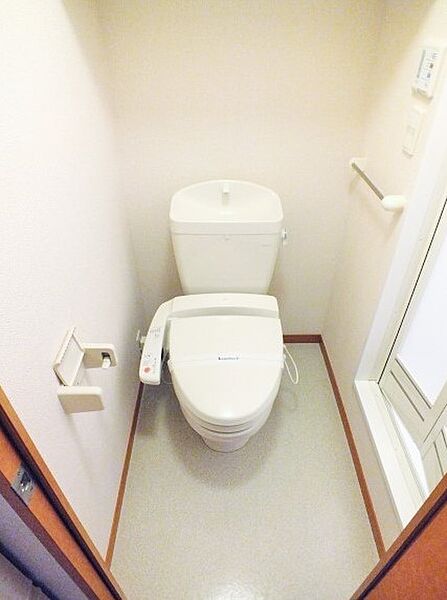 画像10:同タイプ室内　バストイレ別。温水洗浄便座付き