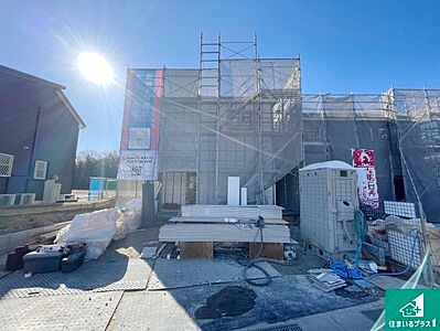 外観：周辺は落ち着いた街並みの住宅地！子育てがしやすい住環境です！まだ未完成ですが、現地でしかわからない事もございます。是非一度ご覧ください。