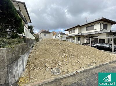 外観：周辺は落ち着いた街並みの住宅地！子育てがしやすい住環境です！まだ未完成ですが、現地でしかわからない事もございます。是非一度ご覧ください。