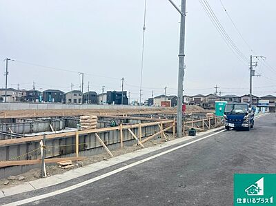 外観：周辺は落ち着いた街並みの住宅地！子育てがしやすい住環境です！まだ未完成ですが、現地でしかわからない事もございます。是非一度ご覧ください。