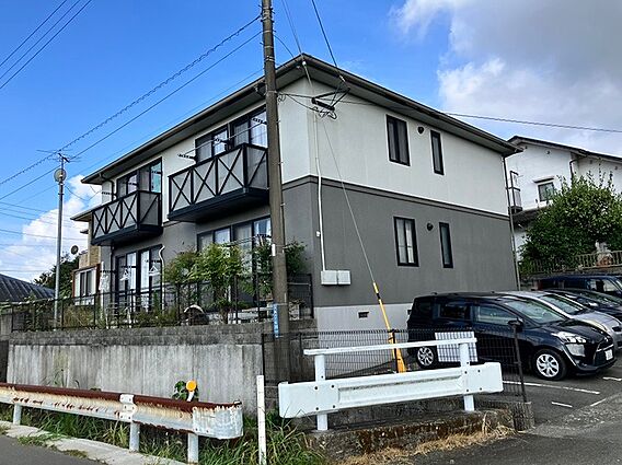 外壁はグレーと...