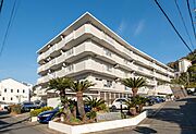 海を望む山麓のロケーション。168m2の広さを誇る1988年築マンションで、緑豊かな環境と開放感ある暮らしを楽しめます。（2025年2月）撮影