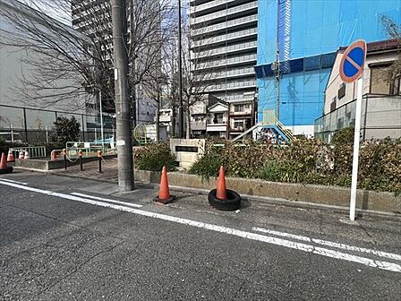 【裏塩公園】住宅街にある身近で使いやすい公園。広場と遊具があり、お子さまの遊び場やちょっとした休憩に便利です。近所で気軽にリフレッシュできる憩いのスポットです。 1210m