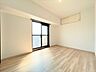 洋室：バルコニーに面したお部屋です。お天気のいい日にはたっぷりと陽を取り込むことができ、ベッドの上のお布団もふかふかになりそうですね。