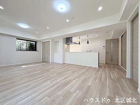 リビングとダイニングキッチンがワンフロアに集まった開放的な空間。できた料理をすぐに食卓へ運べるのも嬉しいところです。
