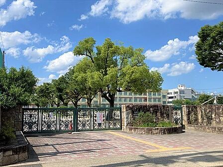【名古屋市立北陵中学校】「力合わせ 夢湧く北陵 ―認め合い、主体的に行動する生徒の育成―」を努力目標に掲げています。 750m