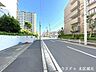 外観：【西側前面道路】歩道があるため、ベビーカーや自転車、お子様から高齢者まで安心して通行できます。