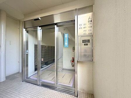 防犯性に配慮したオートロック設備を備えています。