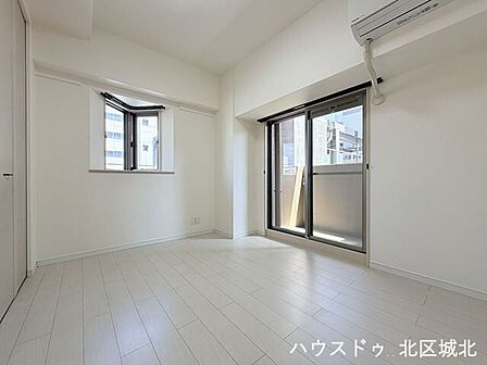【6帖洋室】2面採光で明るい洋室。寝室や子ども部屋として使いやすい一室です。