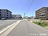 その他：【北側前面道路】幅員約6.0ｍ前面道路。車がすれ違うのに十分な道幅です。引っ越しトラックなど大きな車も余裕をもって通行することができます。
