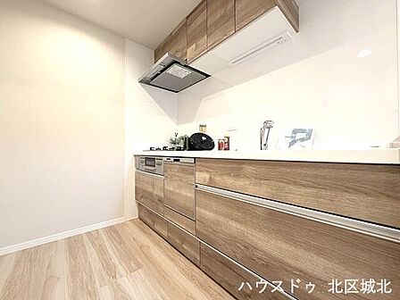 スタイリッシュなキッチン。明るさと使いやすさを兼ね備えた魅力のLDKです。