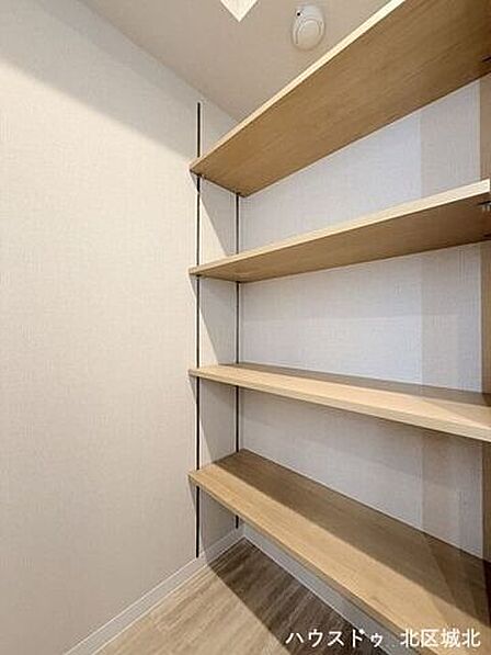 洗面用品をすっきり収納できる便利な棚付き洗面所。