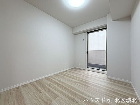 【4.6帖洋室】窓からたっぷりと陽光がふりそそぐ明るい空間です。心地よい毎日を過ごせる空間です。
