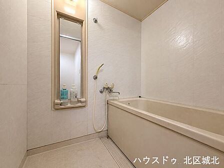 明るく清潔感のある浴室。毎日のバスタイムを快適に過ごせます。※実際の写真をもとに家具等をCGで除去したものになります