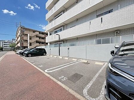 ゆとりのある駐車スペースが確保されています。
