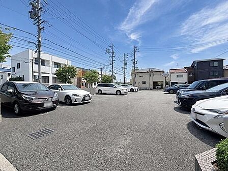 車の出し入れがしやすい平面駐車場。