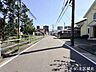 外観：【東側前面道路】街並みが開放的で圧迫感がありません。車をゆったりと出し入れすることができます。