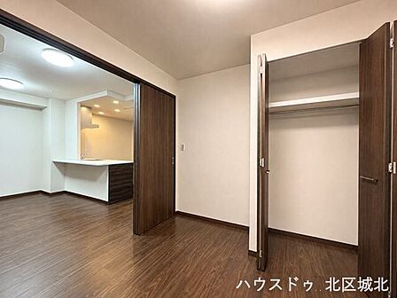 【4.6帖洋室】リビング横の洋室は、多目的に使えて便利です。