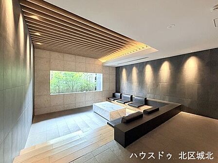 テーブルと椅子を備えたロビーがあり、待ち合わせやちょっとした休憩にも利用できます。