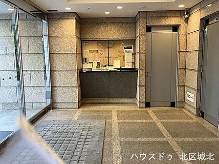 ロビーには管理人室があります。安心感のある管理体制です。