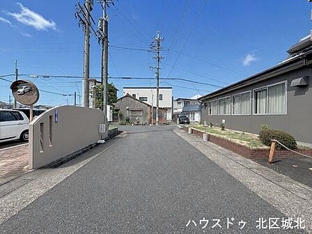 【北側前面道路】車はスピードを抑えて走行するので、お子様にも安全な道幅となっています。