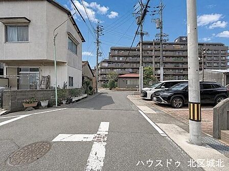 【西側前面道路】2台の車がすれ違うことが出来る道幅です。