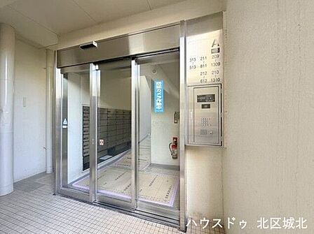 防犯性に配慮したオートロック設備を備えています。