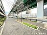 外観：【北側前面道路】前面道路です。歩道も付いているので、歩行者も安全に通行ができます。小さなお子様がいるご家庭も安心ですね。